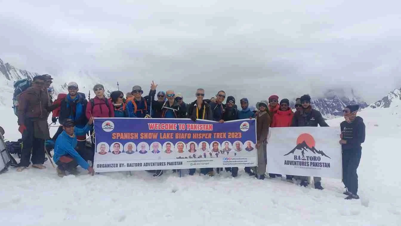 Group photo at Snow lake