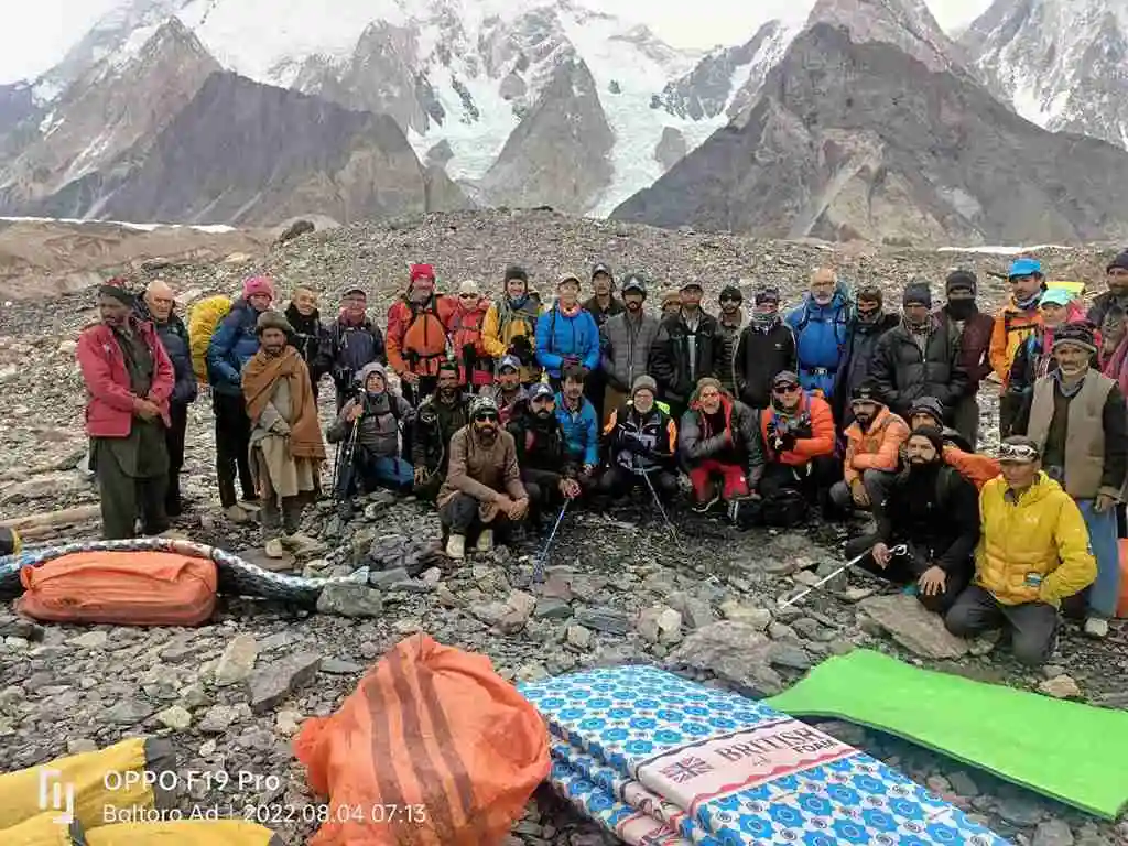 group photo at k2 gondogoro la